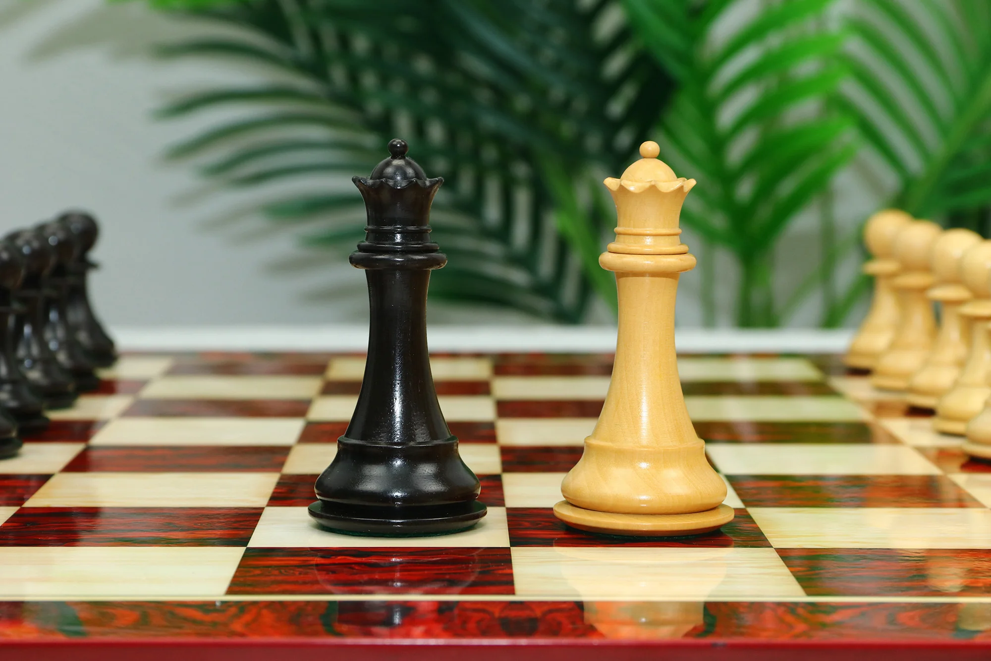 Elite Series 4.25" Luxury Staunton Chess set in Ebony/Boxwood - Image 5