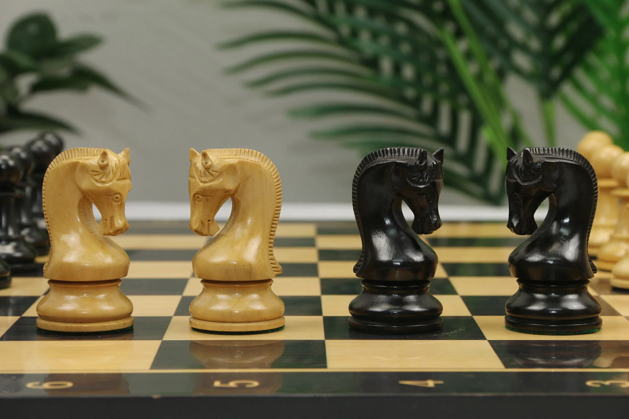 Leningrad Series 4" Chess set in Natural Boxwood and Ebonised Boxwood - Image 11
