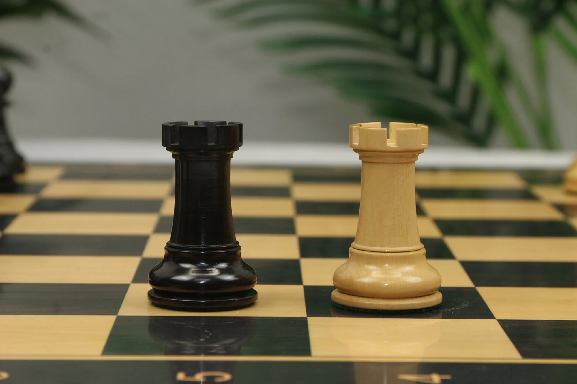 Leningrad Series 4" Chess set in Natural Boxwood and Ebonised Boxwood - Image 12