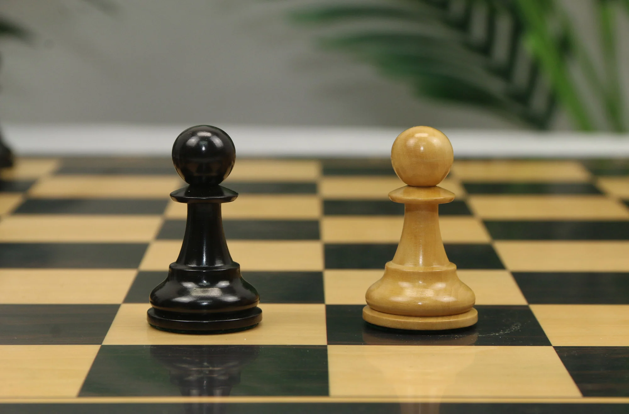 Leningrad Series 4" Chess set in Natural Boxwood and Ebonised Boxwood - Image 13