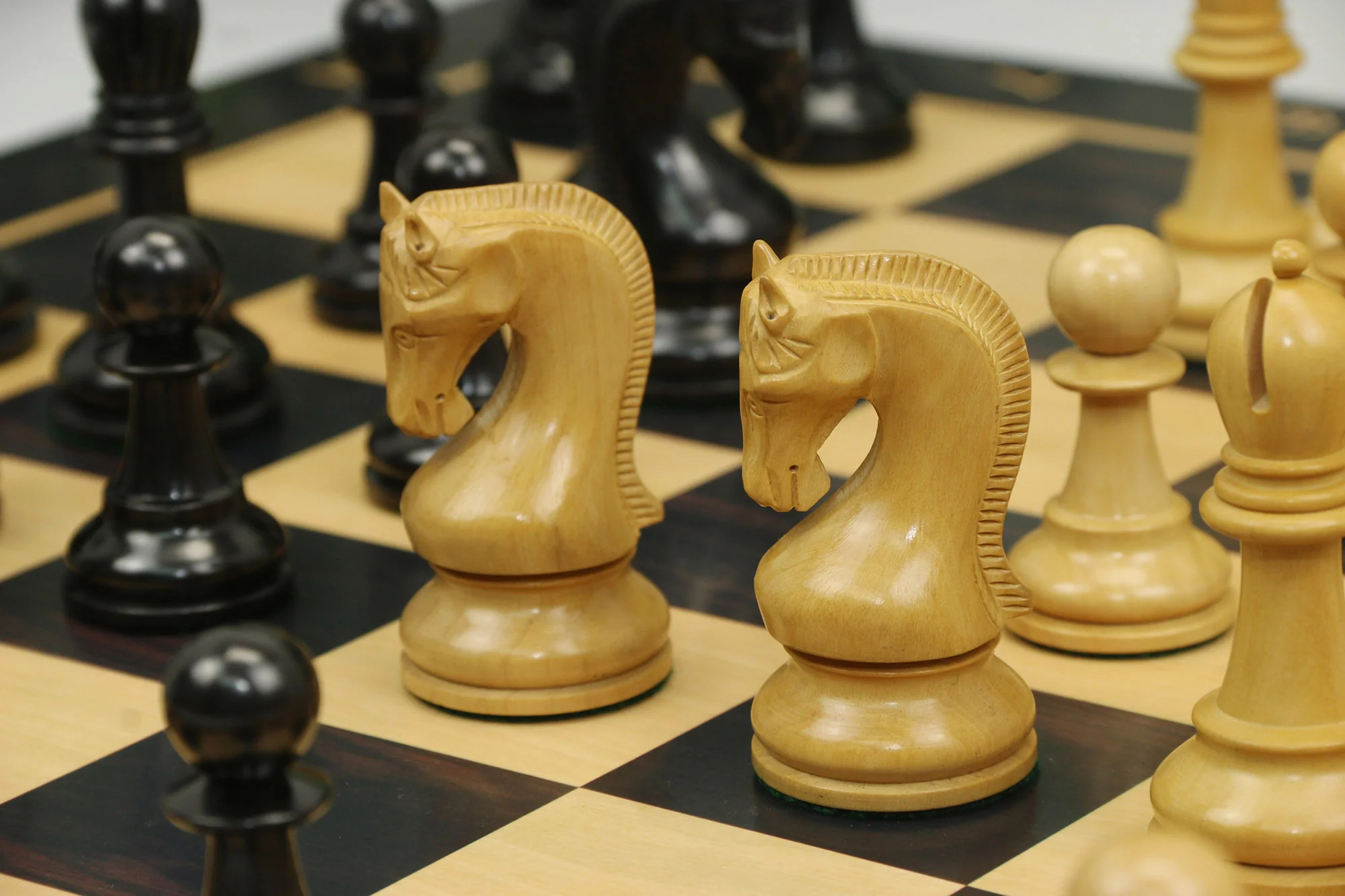 Leningrad Series 4" Chess set in Natural Boxwood and Ebonised Boxwood - Image 22