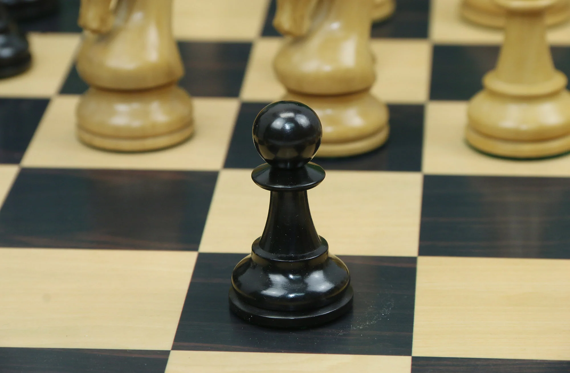 Leningrad Series 4" Chess set in Natural Boxwood and Ebonised Boxwood - Image 25