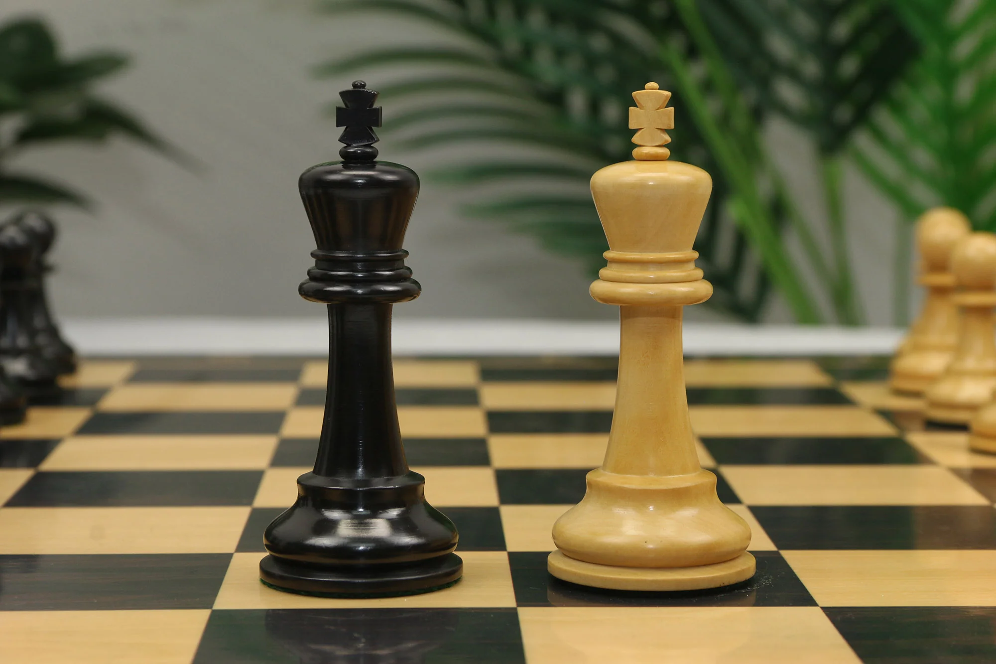 Leningrad Series 4" Chess set in Natural Boxwood and Ebonised Boxwood - Image 8