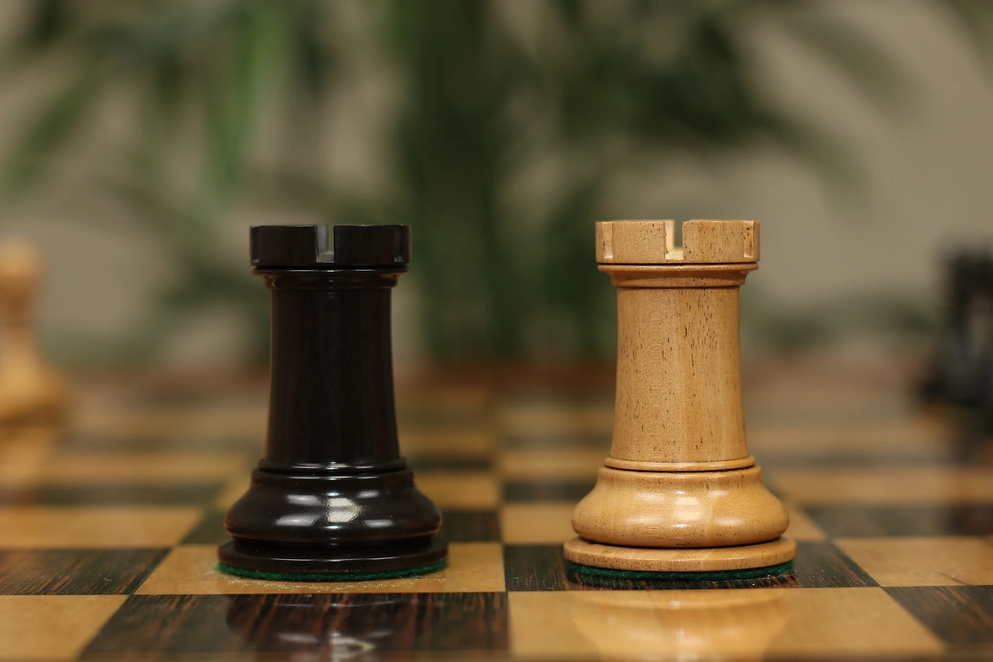 B & Company Reproduced Staunton 4.4" Chess Set in Distressed Boxwood and Ebony - Image 12