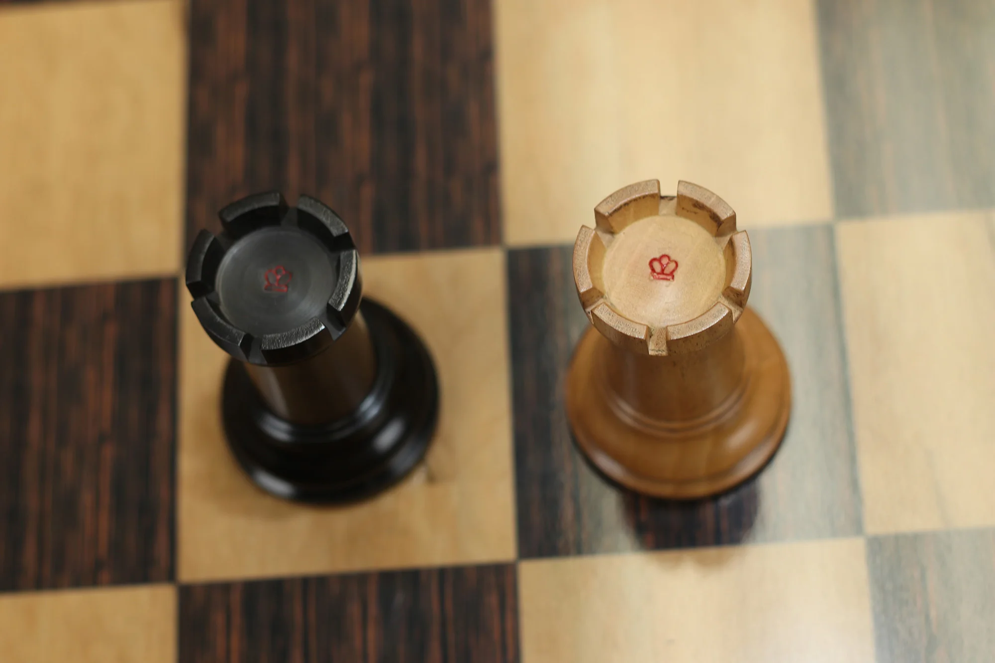 B & Company Reproduced Staunton 4.4" Chess Set in Distressed Boxwood and Ebony - Image 15