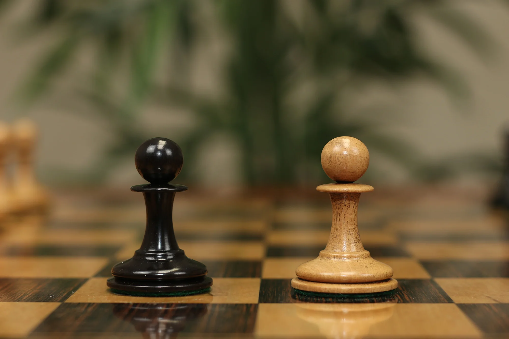 B & Company Reproduced Staunton 4.4" Chess Set in Distressed Boxwood and Ebony - Image 19