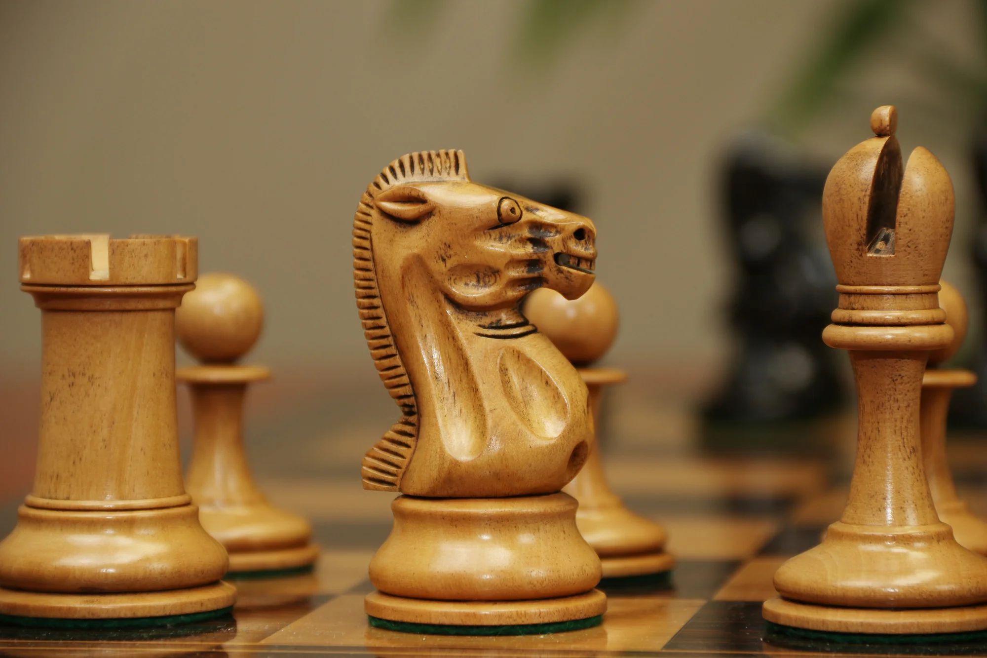 B & Company Reproduced Staunton 4.4" Chess Set in Distressed Boxwood and Ebony - Image 24